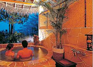 【アジアスパ露天風呂】ガゼボ屋根の下、竹風鈴をBGM。体を湯に開放すれば美肌湯がやんわり癒やします。