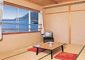 海側のお部屋。窓からは海が見られる明るいお部屋です。今井浜花火大会で花火も見られますよ♪