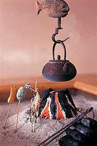 焼き立てのアツアツををそのまま食せる、囲炉裏で焼いた岩魚等。囲炉裏を囲む様にテーブル席もございます。