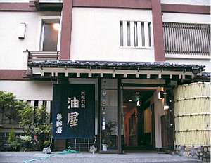 【夢酔庵】(本館)温泉街中ほどにあり、お部屋は川沿いです。