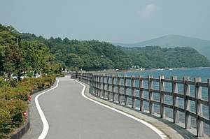 宿の入り口の湖畔道路、富士と湖の眺めが素晴らしい