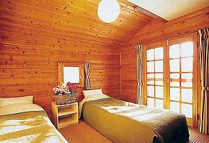 朝7時～利用できるお部屋は木目のやすらぎと木の香り 床暖房で足元からポカポカが心地よいと好評