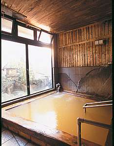 ｢武田信玄｣縁の秘湯『毒沢鉱泉』は檜の天然温泉