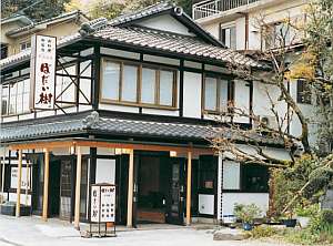 琵琶湖南端、瀬田川畔にたたずむ温泉旅館