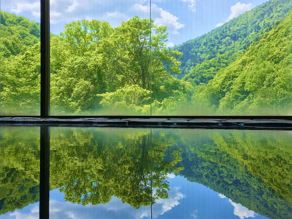 *［夏・内風呂］中津川渓谷を一望！一面ガラス張りの展望風呂。