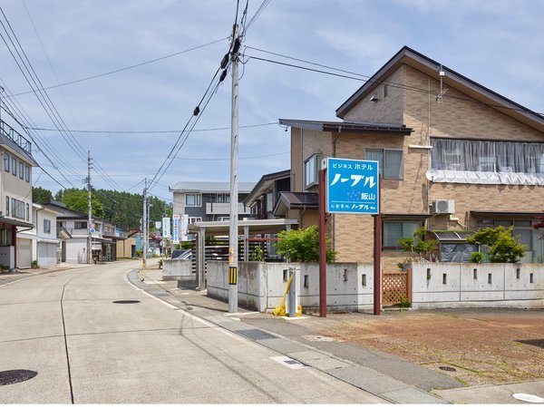 ホテル入口です。飯山駅方面から雁木通りを過ぎて右側の青い看板が目印です