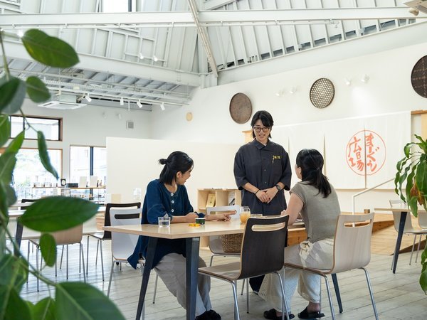 宿泊者も地元の方もみんな一緒(まーぐん)。奄美人の温かさを感じられる特別な空間です。