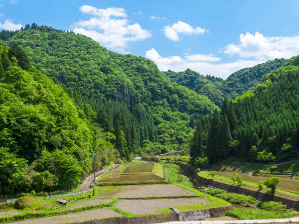 【景色一例】視界に広がる山と田園ののどかさは都会の喧騒を忘れさせてくれます。