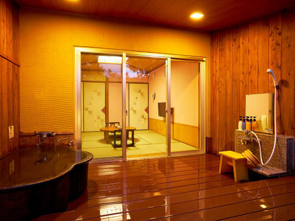 露天風呂付客室：カップルやグループで中庭の露天風呂をお好きな時間にご利用できます。