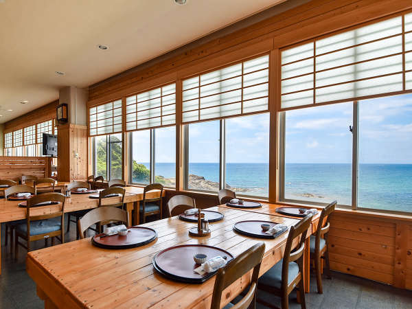*【本館レストラン】海の見える開放的な空間でお食事いただけます。