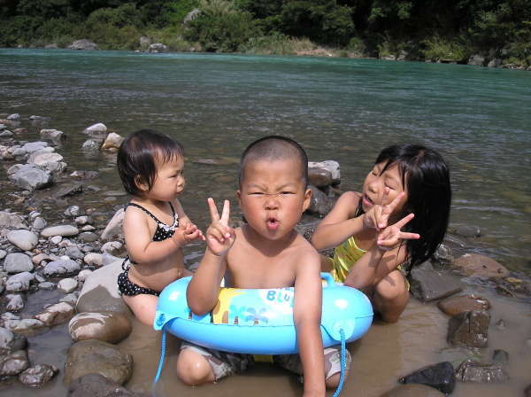 【７月】眼前の日高川は浅瀬もあるので、子供達も安心して遊べます。