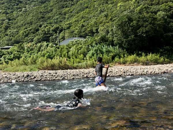 【日高川】当館目の前の清流で、夏は川遊びが楽しめます♪