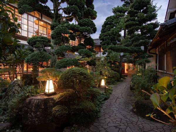 夜になるとKANMURI棟の中庭がライトアップされ、昼とは違った表情を見せてくれます。