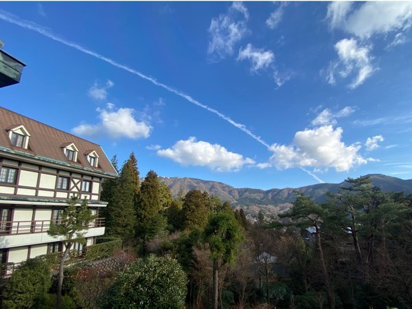 テラスから見える　飛行機雲