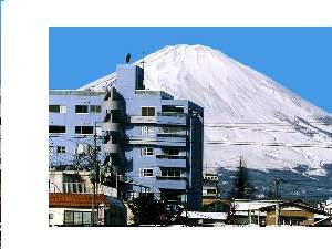 JR御殿場駅より富士山をバックに当HOTELビルを見る。いかにも中庭に富士山があるかのように見えます！