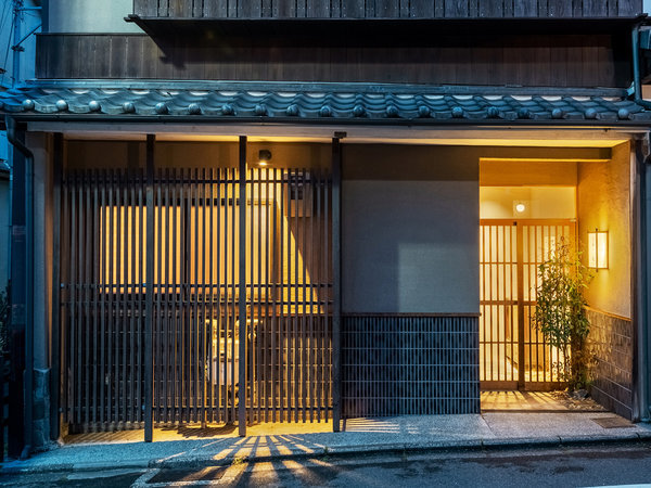 「清水寺」の参道「茶わん坂」にある、大正時代の陶人形店を改装した一棟貸しの町家（町屋）宿泊施設。