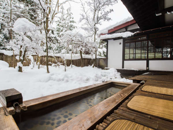 奥飛騨の山々を臨める源泉掛け流しの足湯