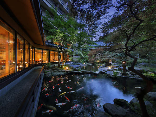 【日本庭園】四季の移ろいを豊かに演出する日本庭園です。