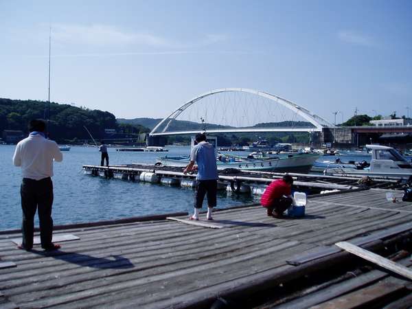 宿前桟橋で魚釣り♪