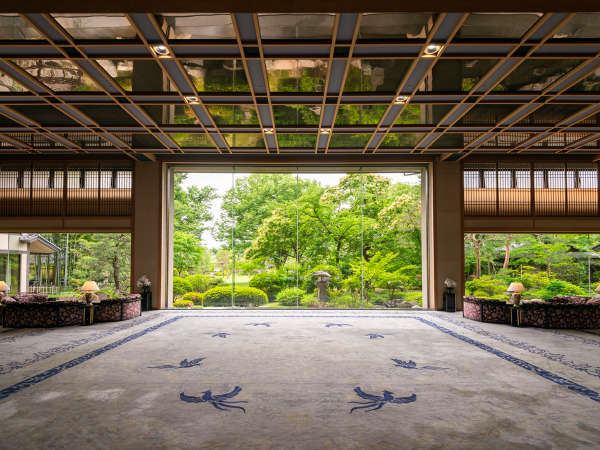 フロント・ロビー　静寂と日本情緒が広がります。一枚ガラス越しの中庭がお客様を優しくお迎えいたします。