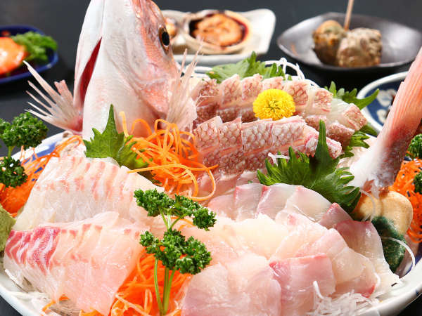 【お食事】夕食一例・地元漁師直送の新鮮な魚の刺身