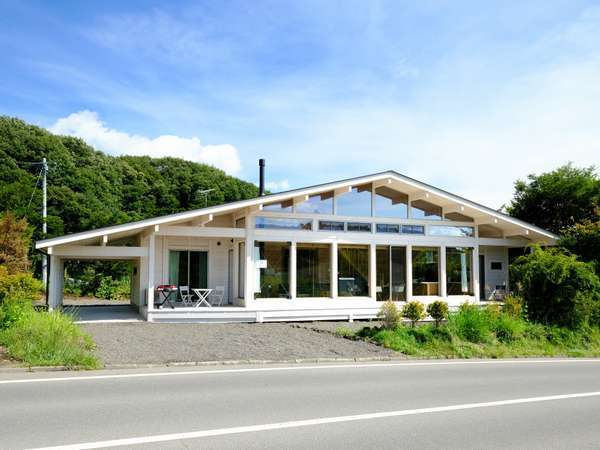 軽井沢の中でも霧や湿気なども少なくさわやかな環境で、夏でも涼しく過ごしやすくなっています。