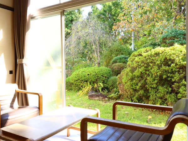 #和室12畳　ベランダで外の眺めを見ながらごゆっくりとおくつろぎください。