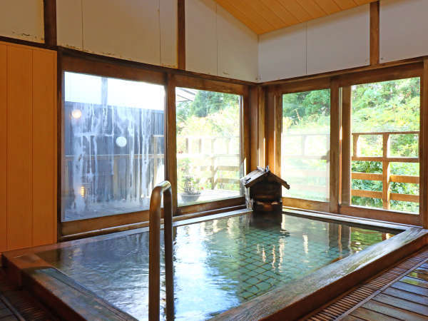 #檜風呂　窓から見える景色を楽しみながら、自慢の天然温泉を楽しむ！