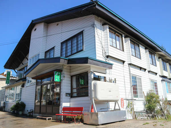 *【外観】ひよどり山荘へようこそ！栂池高原スキー場まで徒歩1分☆