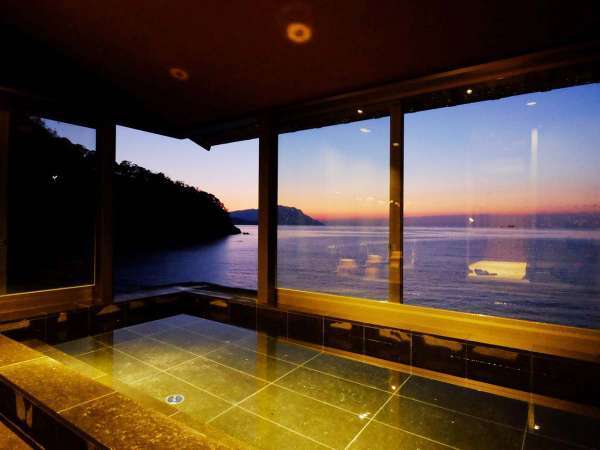 【内湯】ガラス張りの展望風呂から、若狭湾に沈んでゆく夕日を一望。