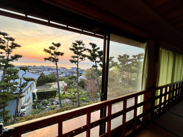 部屋からの夕日が自慢です♪