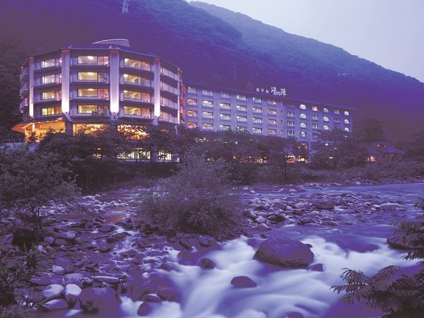 壮大な自然の中に佇むホテルからは谷川の山々や渓谷がご覧頂けます。
