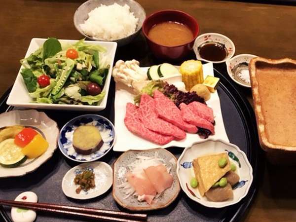 *[夕食一例]信州牛と地元の食材をたっぷり楽しめるメニューが好評