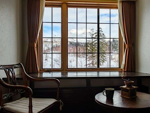■客室(山側)■コーヒーを飲みながら旭岳の眺望をお楽しみいただけます