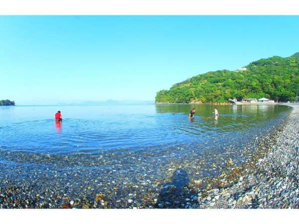 目の前にある大瀬海水浴場で、子供達が遊んでいる風景です。