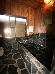天然石を組み上げて作った２４時間入浴可能な人工温泉