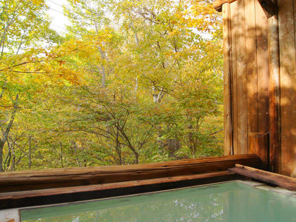季節の移り変わりが楽しめる開放的な露天風呂