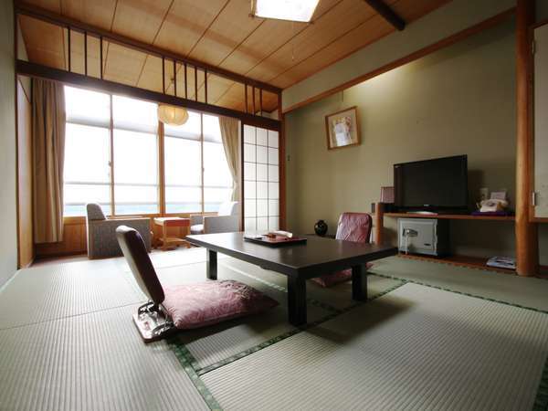 本館和室１０畳　新潟県一の大きさを誇る加茂湖に面したお部屋です。