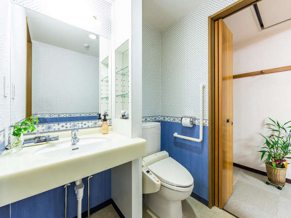 ダブルルーム　開閉ドアの奥にトイレと洗面台　個別設計で奥の開閉ドアで洗い場のあるゆったりお風呂