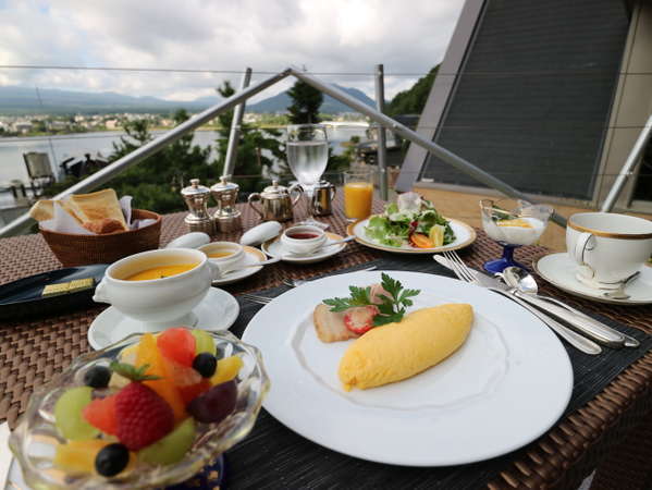 洋朝食の一例（夏期はレストランのテラスでも召し上がれます。）