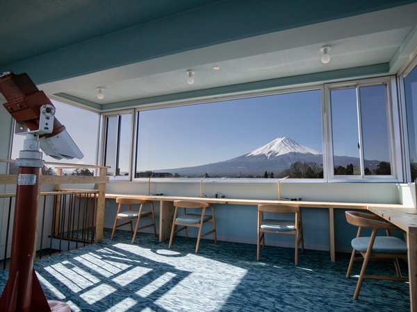 【富士山展望ワーケーションルーム】当館最上階からの眺めでございます。※38段の階段がございます。