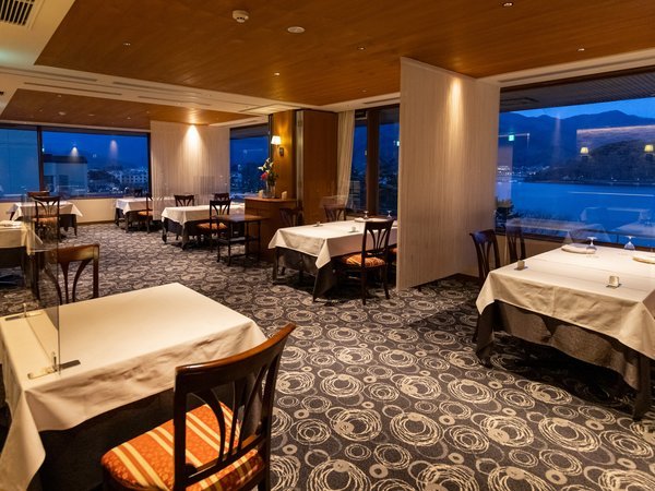 【フランス料理レストランPREMIER】河口湖眺望のレストランでございます。