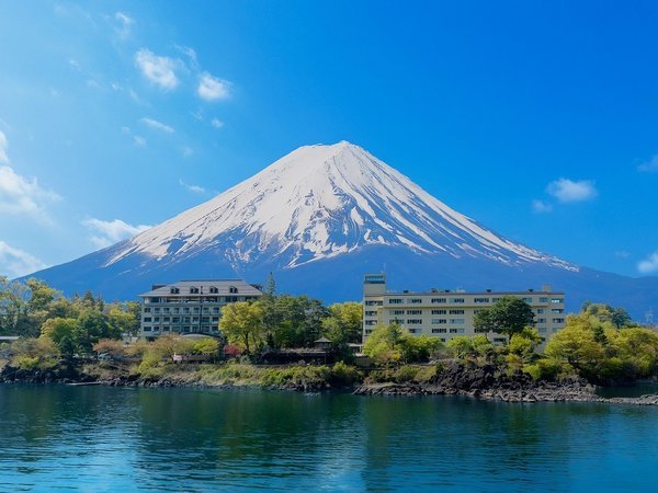 対岸から眺めた富士レークホテルと富士山