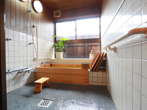 【浴室】檜のお風呂でおもてなし致します