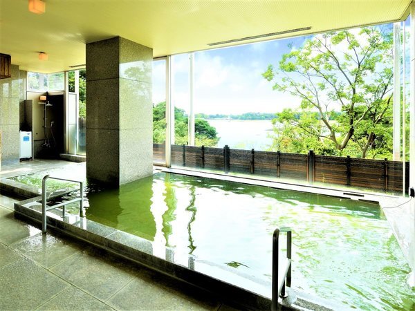 2F大浴場。全面窓から多摩湖を一望できる展望風呂。サウナ・ジャグジーが楽しめます。
