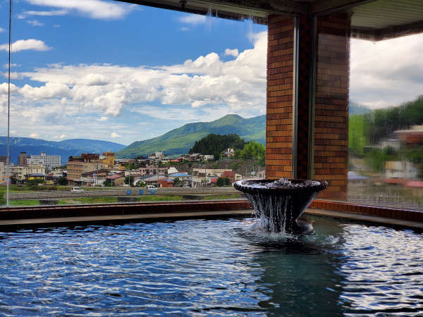 男風呂-北信五岳を眺める源泉かけ流しの露天風呂。信州の四季を感じる露天風呂