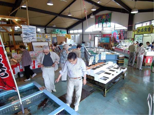 敷地内に魚魚市場(海鮮市場)があります新鮮なお魚や干物などお求めいただけます