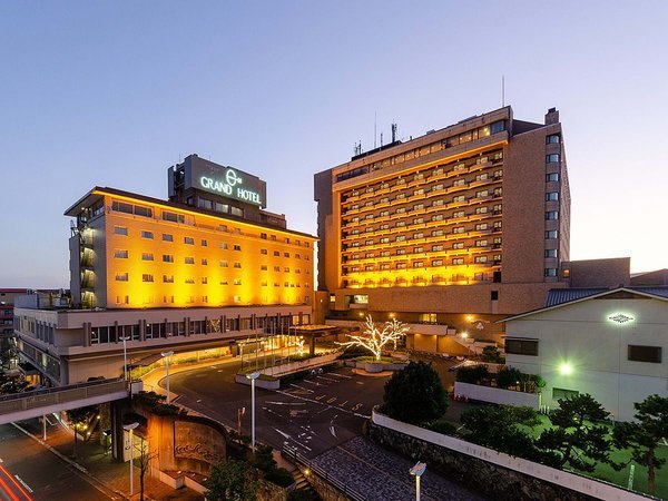 ◆ホテル外観（夕方日没）：グランドホテル浜松は浜松市を代表するシティホテルです。