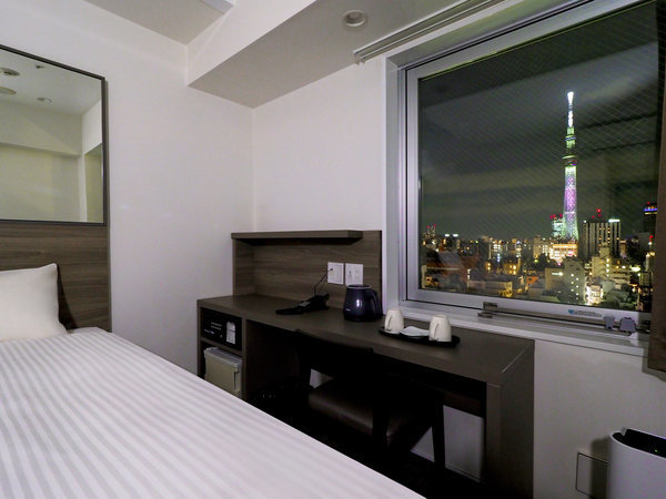 スタンダードダブル タワービュー。東京スカイツリーの眺望をお楽しみいただけます。