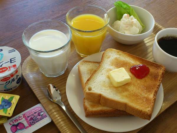 【朝食メニュー】セルフ形式でパン、ミルク、ジュース、コーヒー、ポテトサラダ、ヨーグルト。